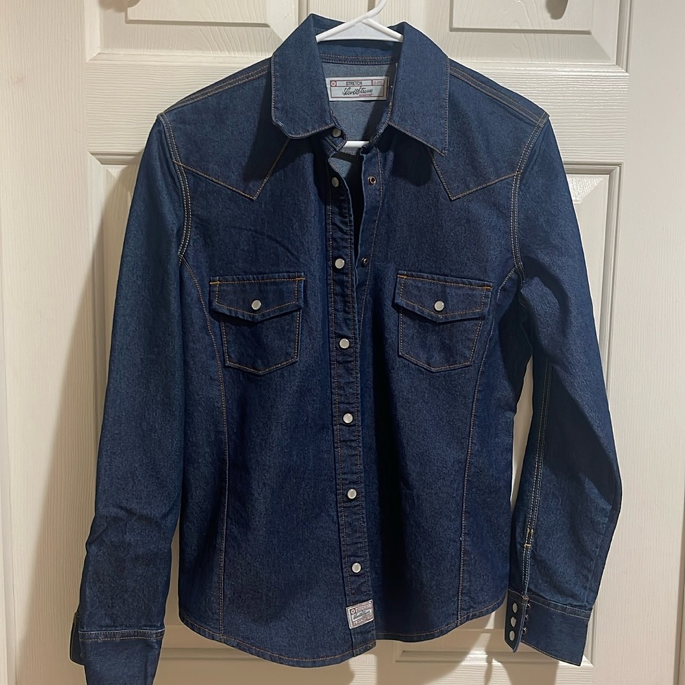 NWT Denim Button Down Women’s Blouse by Signature Levi’s Strauss.